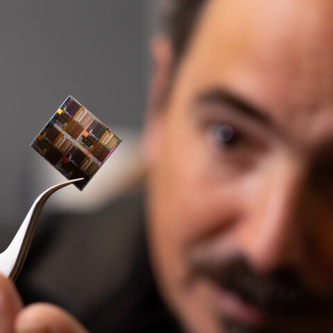 Cornell University researchers demonstrate the world’s smallest walking microrobot—measuring 2–5 microns—held with precision tweezers. Developed by a Cornell research team led by Paul McEuen (College of Arts and Sciences) with co-author Itai Cohen, professor of physics at Cornell, along with collaborators from Cornell Engineering, LASSP, and the Cornell Nanoscale Science and Technology Facility, the diffractive microrobot uses magnetic actuation to interact with visible light, enabling super-resolution imaging and force measurements at the microscale for physics, engineering, and biomedical research.